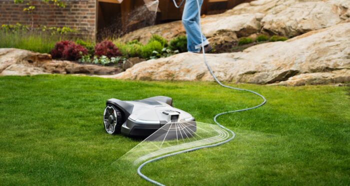 Roboticka-kosacka-Husqvarna-Automower-430V-NERA-7-700x373